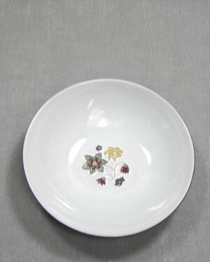 1283 - schaal op stokjes gebakken met bloemen