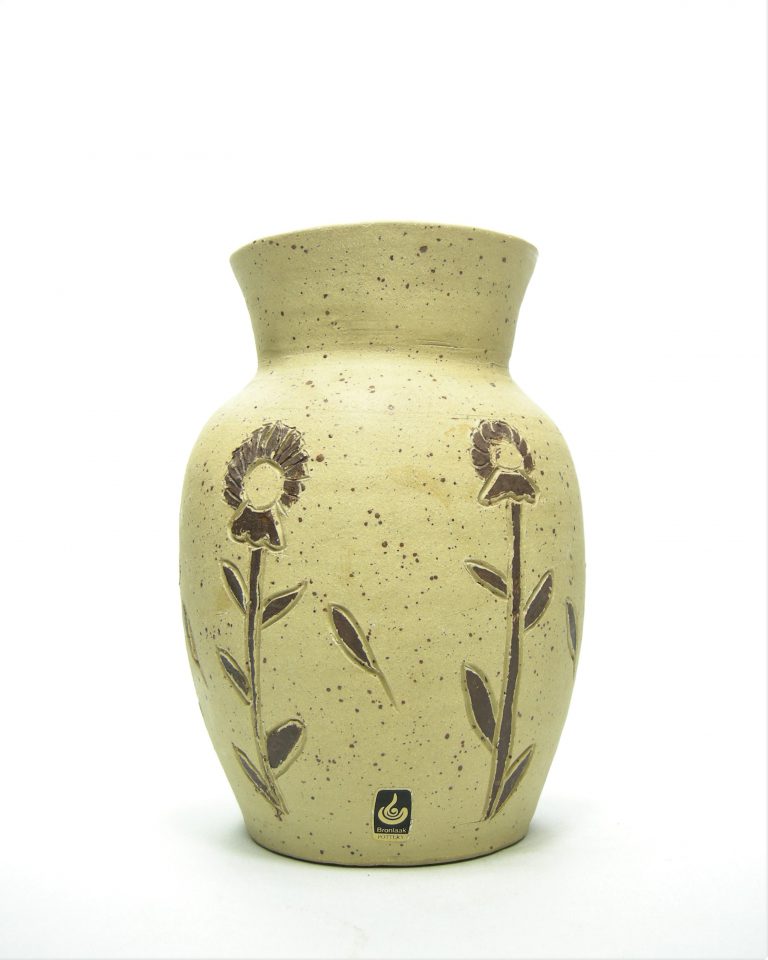 138 – vaas Bronlaak Pottery bruin met bloemen (1)
