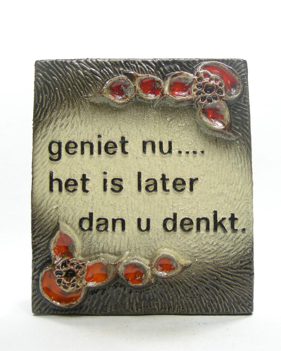 1574 - vintage wandtegel Jan van Erp Geniet nu... het is later dan u denkt