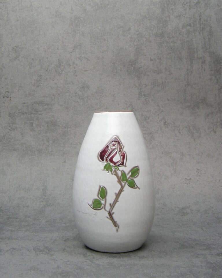 649 – vaasje Holands aardewerk wit met roos jaren 50