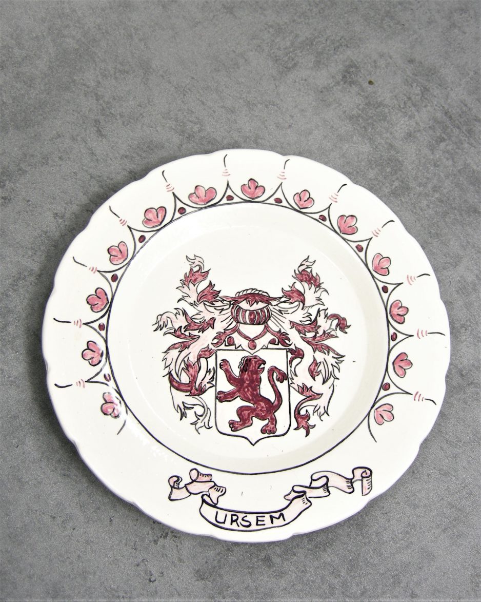 754 - bord Ursem Pottenbakkerij De Mal Koedijk wit-roze