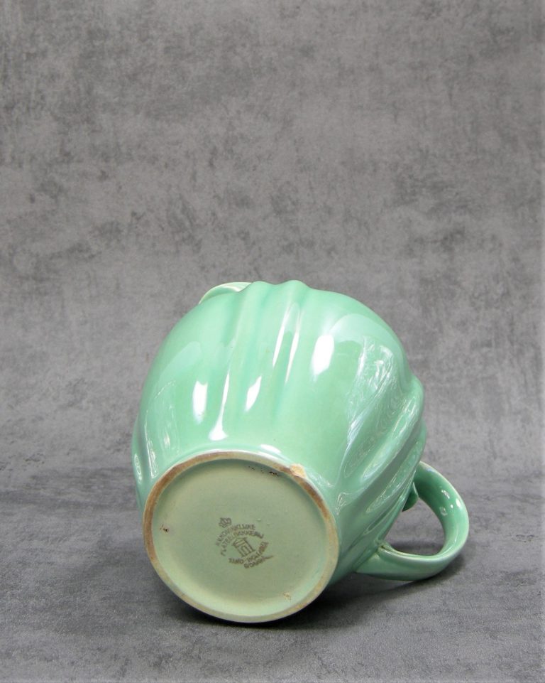 868 – pitcher met 2 bekers Koninklijke Plateelbakkerij Gouda groen