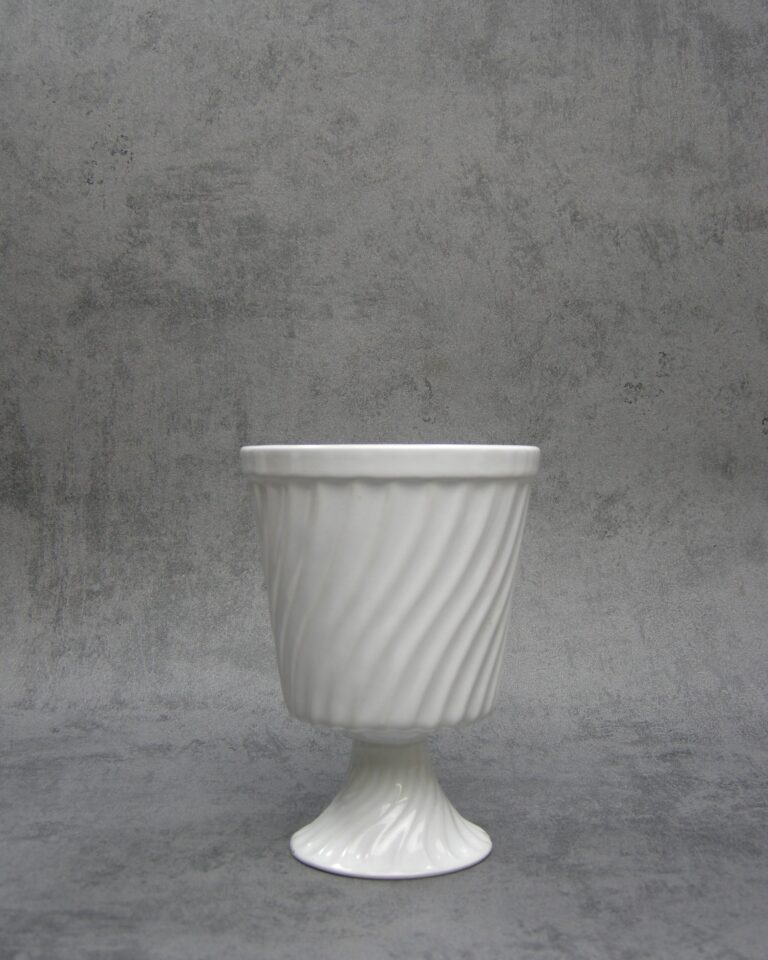 1030 – bloempot op voet Delfts Porcelia 37 wit