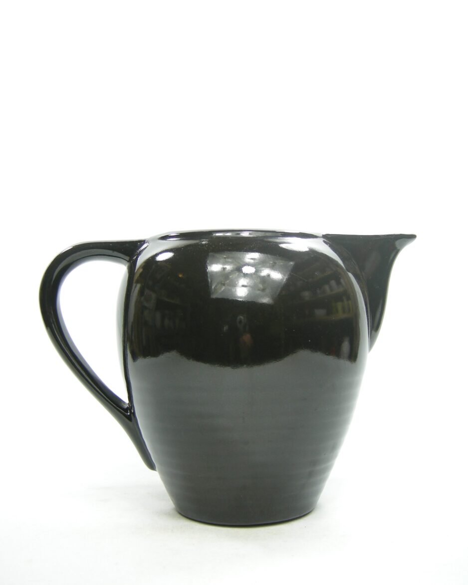 1057 - pitcher op stokjes gebakken jaren 60 - 70 zwart