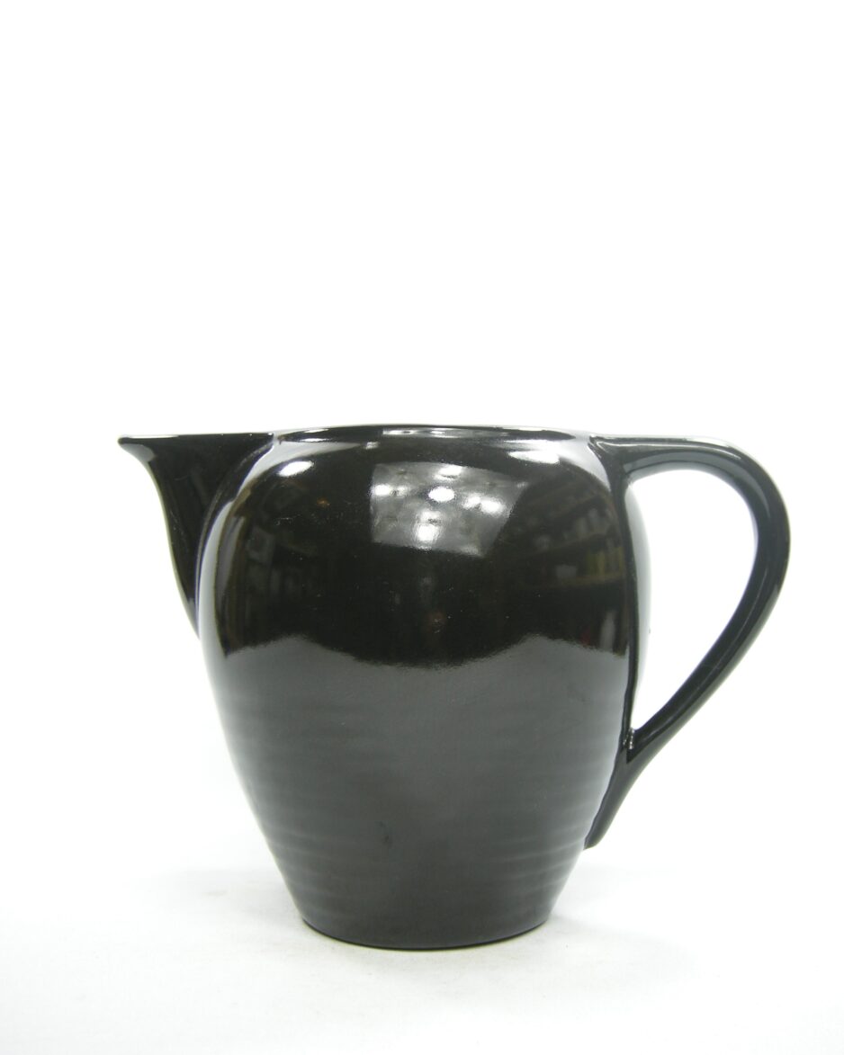 1057 - pitcher op stokjes gebakken jaren 60 - 70 zwart