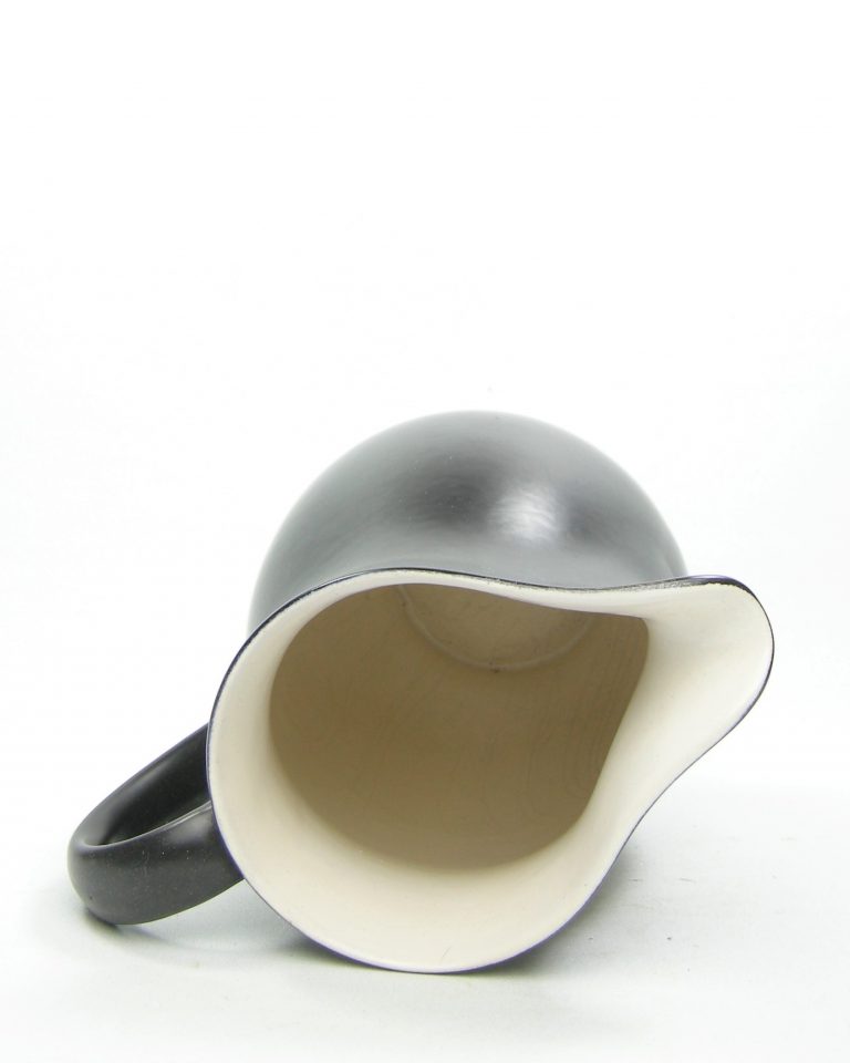 1115 – pitcher mat glazuur jaren 50 zwart