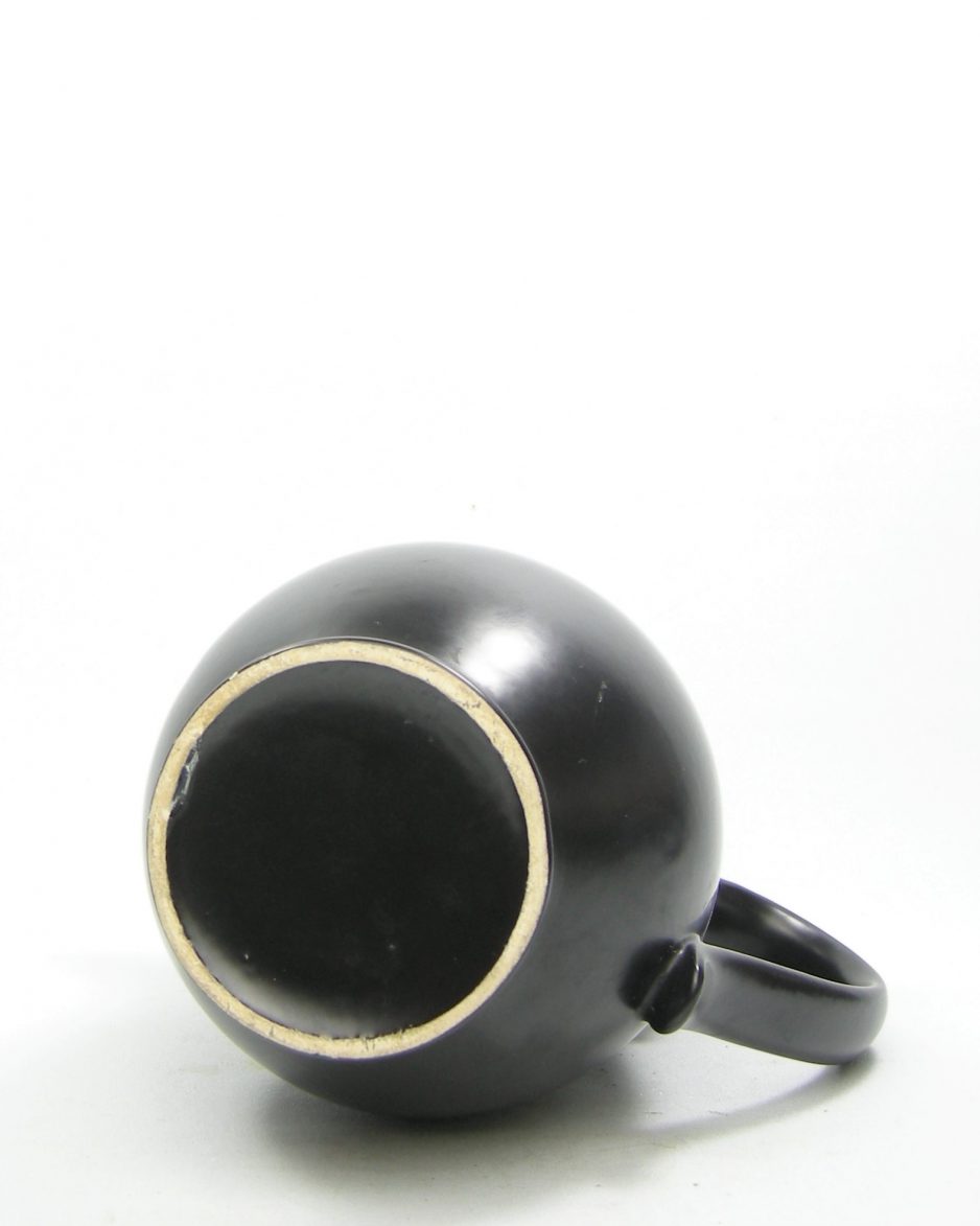 1115 - pitcher mat glazuur jaren 50 zwart