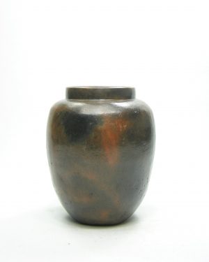 1161 – vaas op stokjes gebakken zwart – bruin
