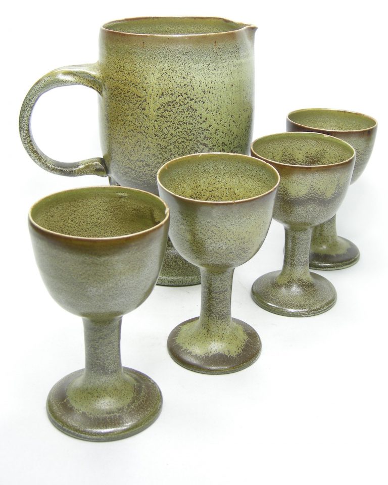 1217 – wijn set – pitcher & 4 bekers groen – bruin