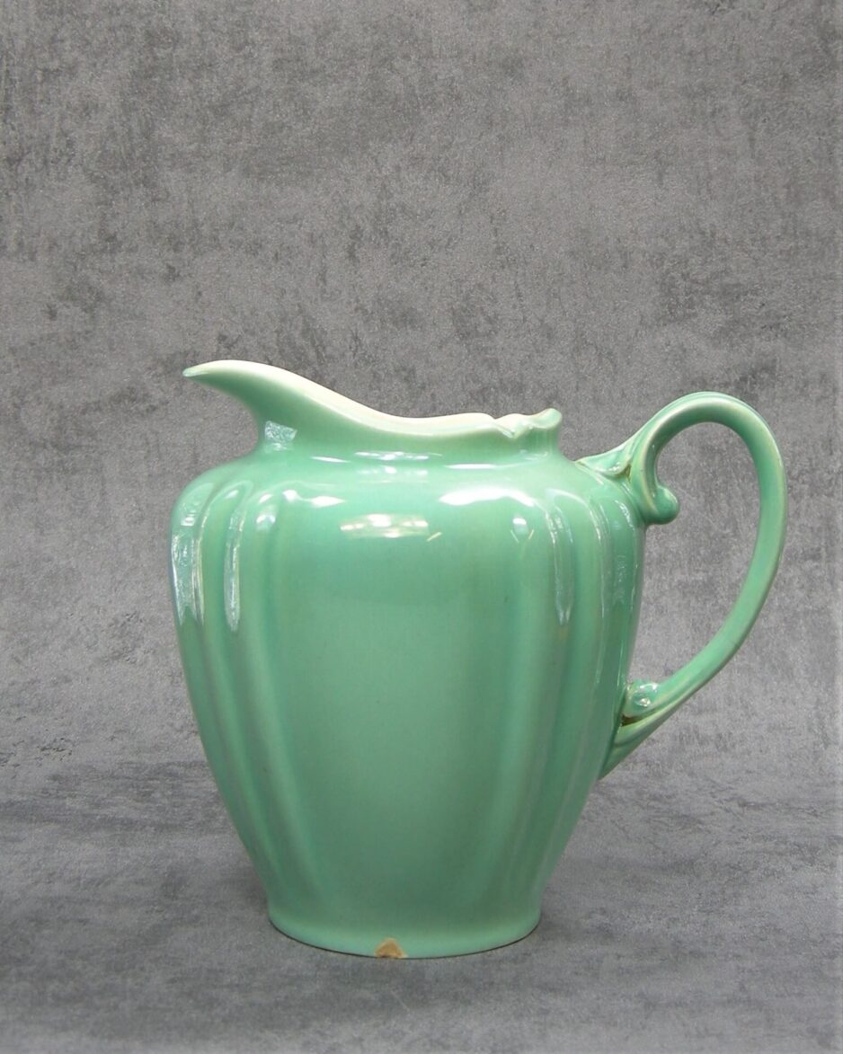 868 - vintage kan -pitcher met bekers Koninklijke Plateelbakkerij Gouda