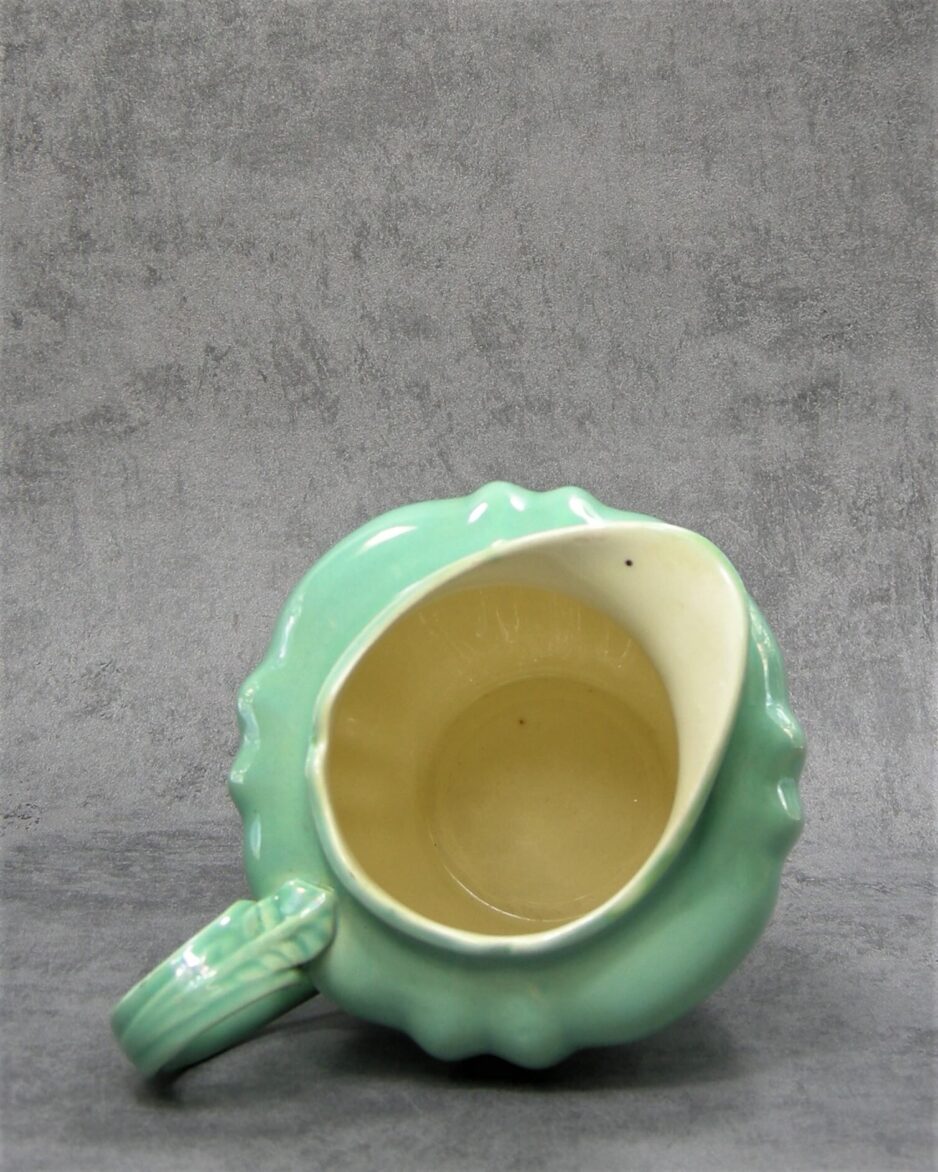 868 - vintage kan -pitcher met bekers Koninklijke Plateelbakkerij Gouda