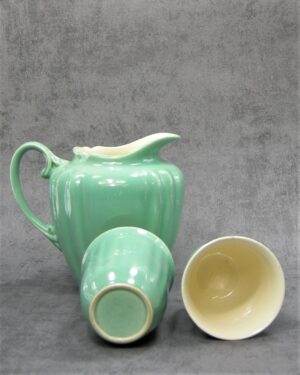 868 - vintage kan -pitcher met bekers Koninklijke Plateelbakkerij Gouda