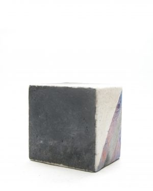 106 – vaas vierkant met metallic glazuur zwart – beige – paars