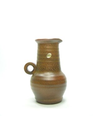 1431 – vaas met de hand gedraaid – op stokjes gebakken bruin