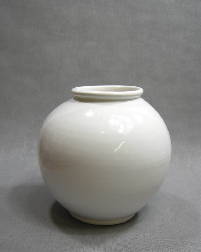 1450 – vaas op stokjes gebakken wit