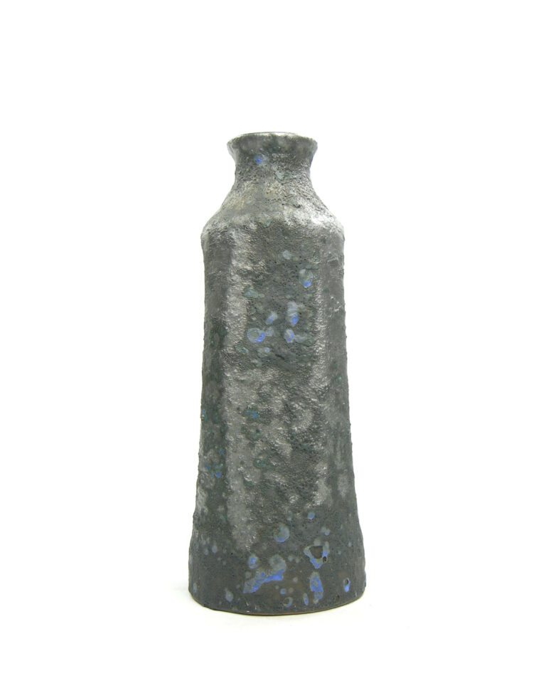 1483 – vaas met kraterglazuur zwart – blauw