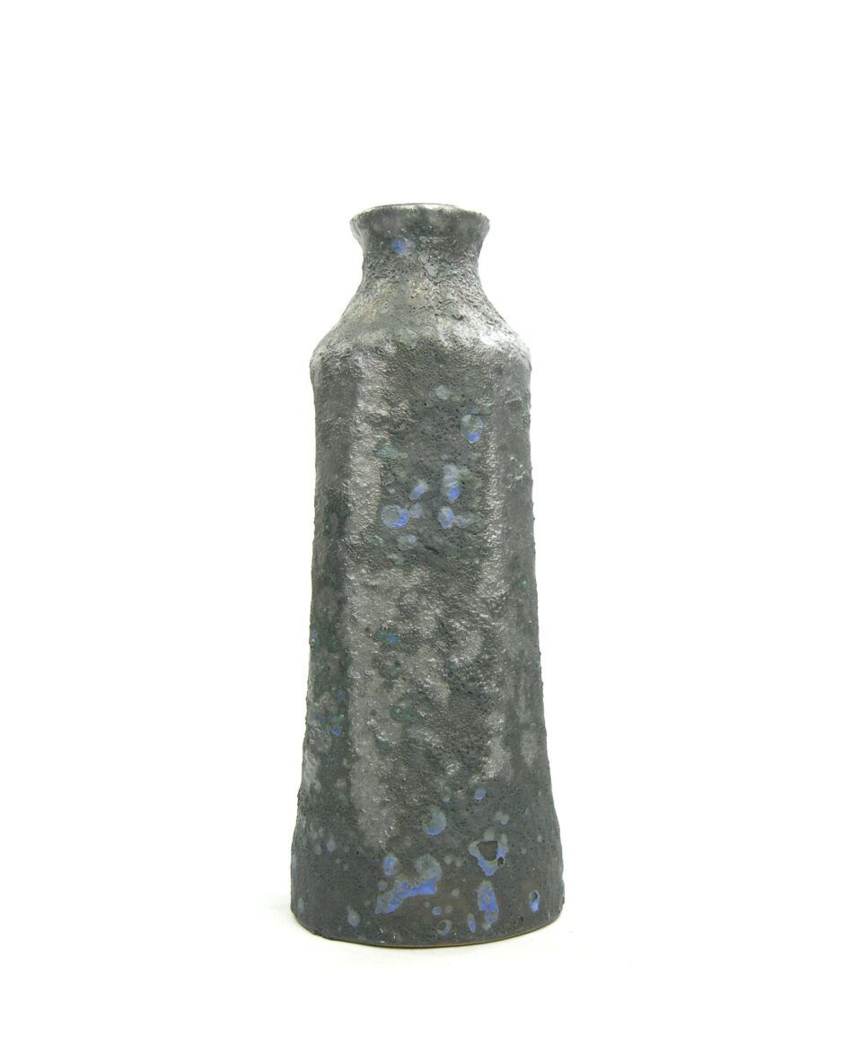 1483 - vaas met kraterglazuur zwart - blauw