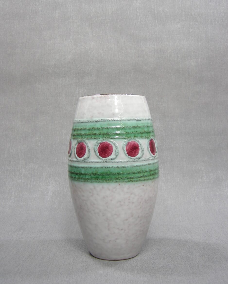 1503 - vaas met stippen en lijnen wit - groen - rood