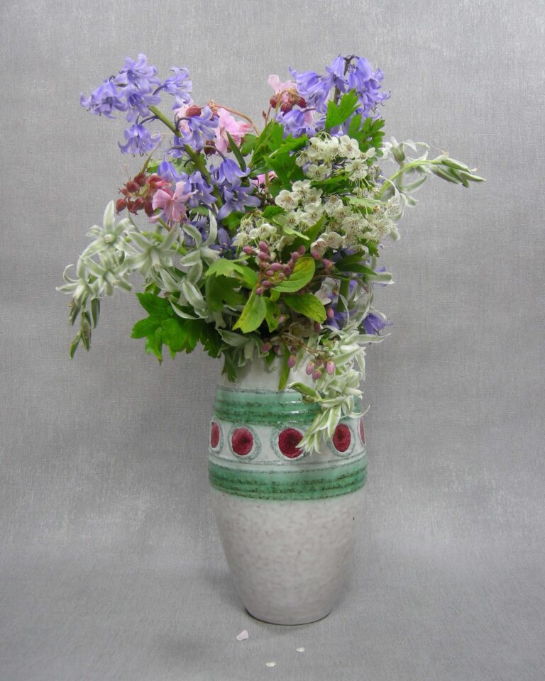 1503 – vaas met stippen en lijnen wit – groen – rood
