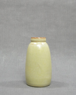 1513 – vaas op stokjes gebakken licht geel