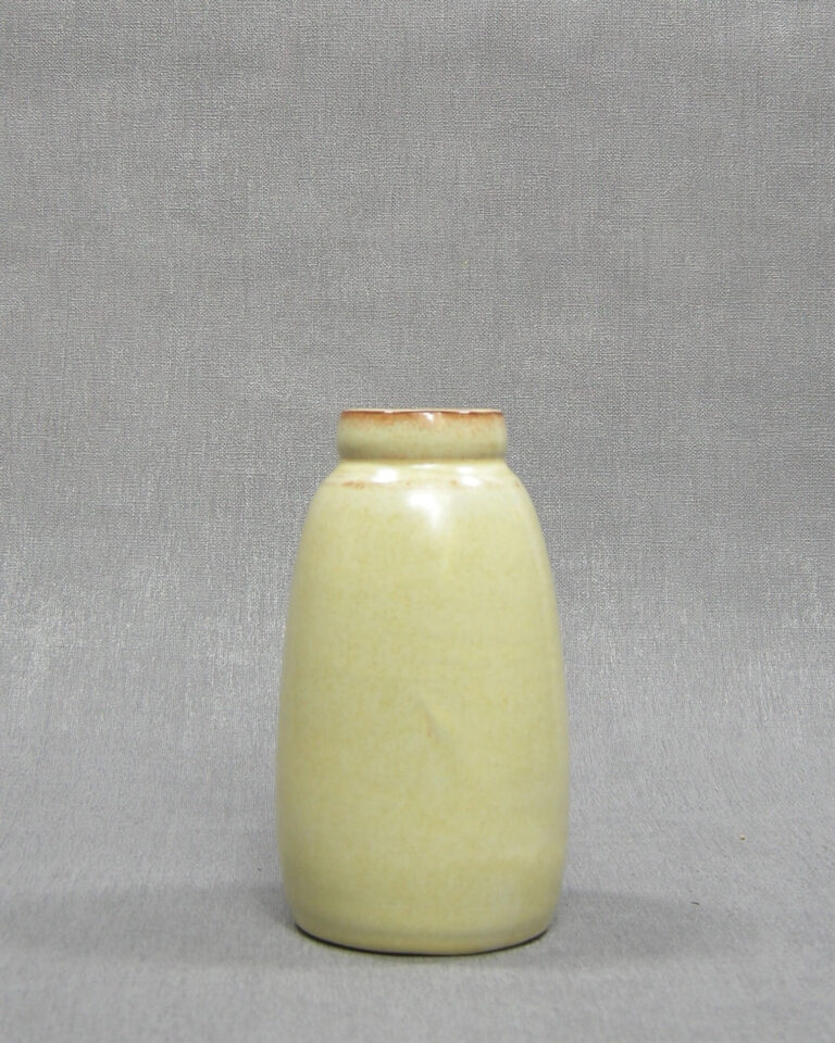 1513 – vaas op stokjes gebakken licht geel