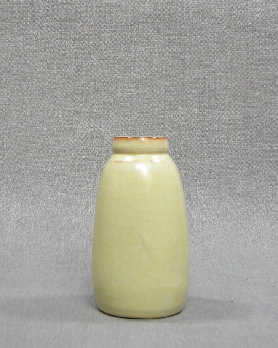 1513 - vaas op stokjes gebakken licht geel