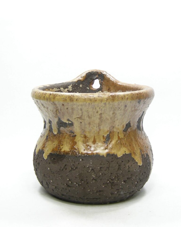 1583 – vintage wand bloempot Fat Lava grof keramiek bruin