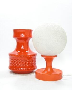 1616 - 1617 - vintage vaas 400 en tafellamp kunststof oranje