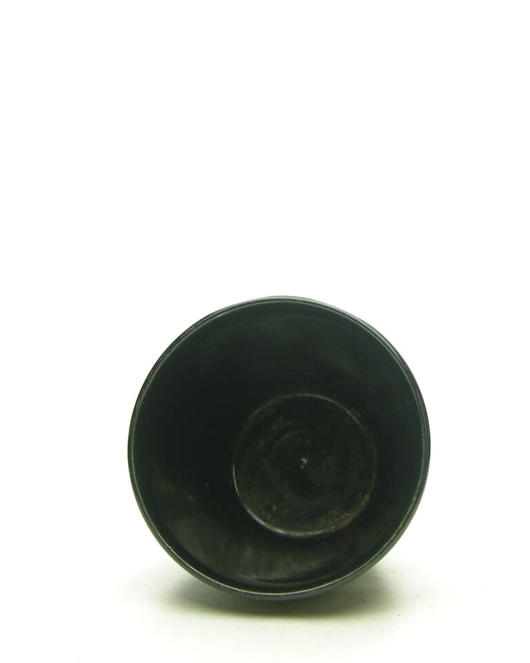 1656 – vintage bloempotje ADCO A op stokjes gebakken zwart