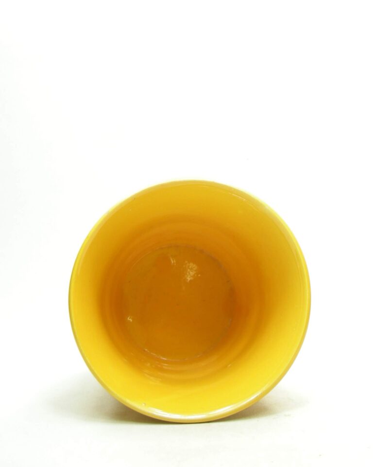 1678 – vintage bloempot ADCO 21112 op stokjes gebakken geel (3)