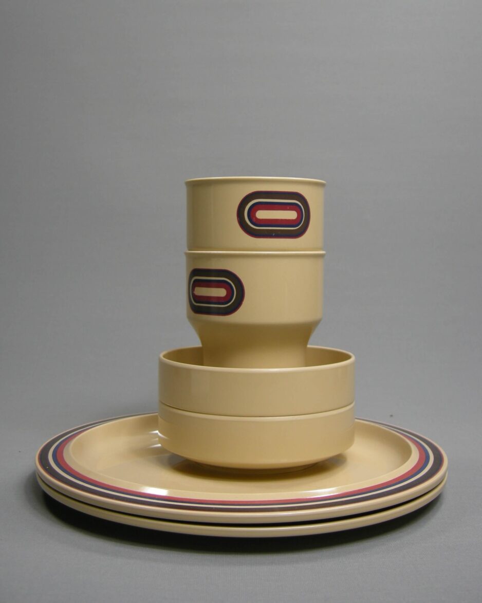 1720 - 1721 - 1722 - vintage borden, bekers en schaaltjes Mepal Melamine bruin-beige-rood-blauw