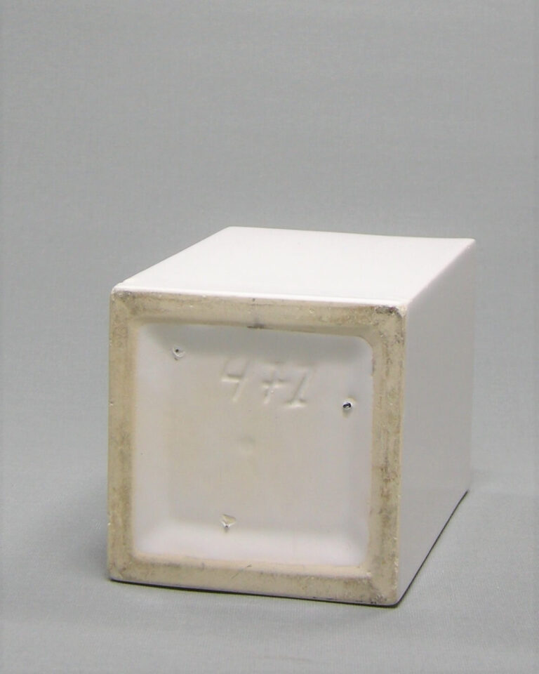 1744 – vintage vierkante bloempot 471 op stokjes gebakken wit