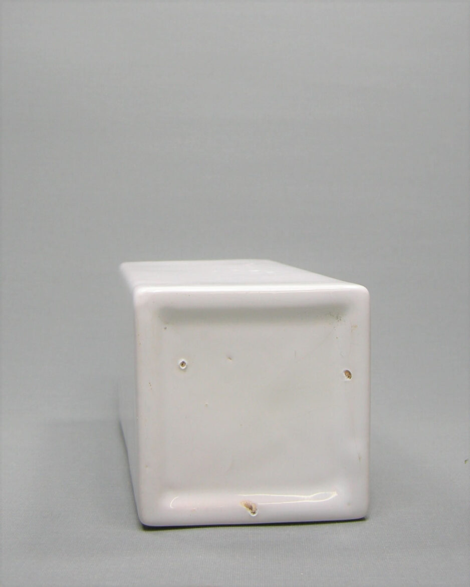 1745 - vintage vierkante bloempot - vaas op stokjes gebakken wit
