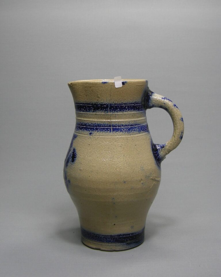 1753 – pitcher Keuls aardewerk Lebon & Suilen Roermond Holland blauw – beige