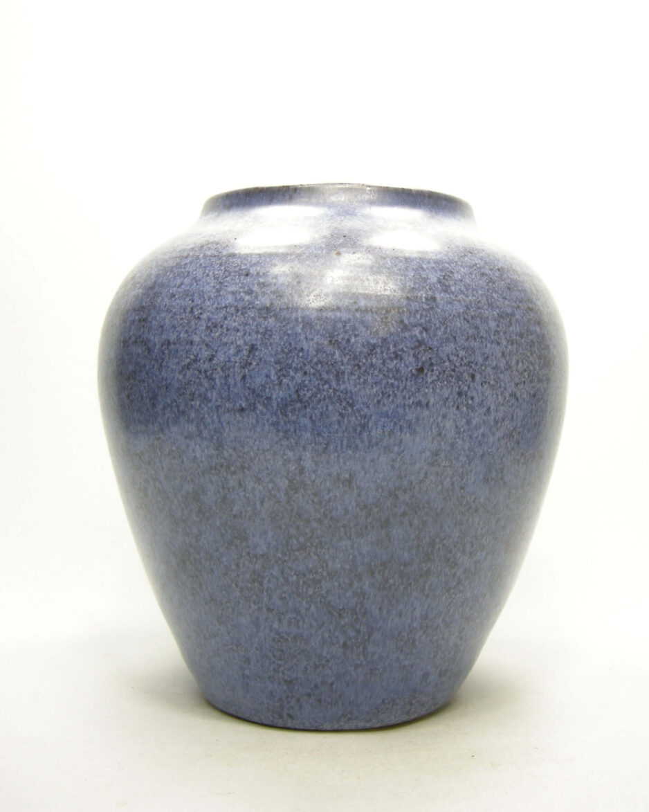 1799 - vintage vaas op stokjes gebakken blauw gespikkeld