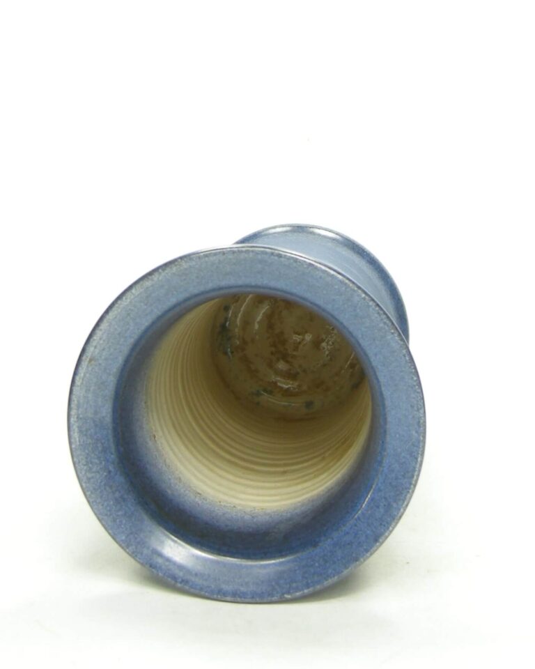 1800 – vintage vaas cilinder op stokjes gebakken blauw gespikkeld