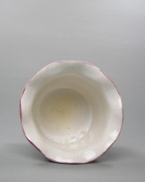 1844 – vintage bloempot met roze gegolfde rand wit – roze