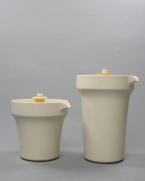1849 - 1850 - vintage kannetjes met schenktuit en vacuumdeksel Tupperware made in Belgium 1210-1 en 1209-1 beige geel