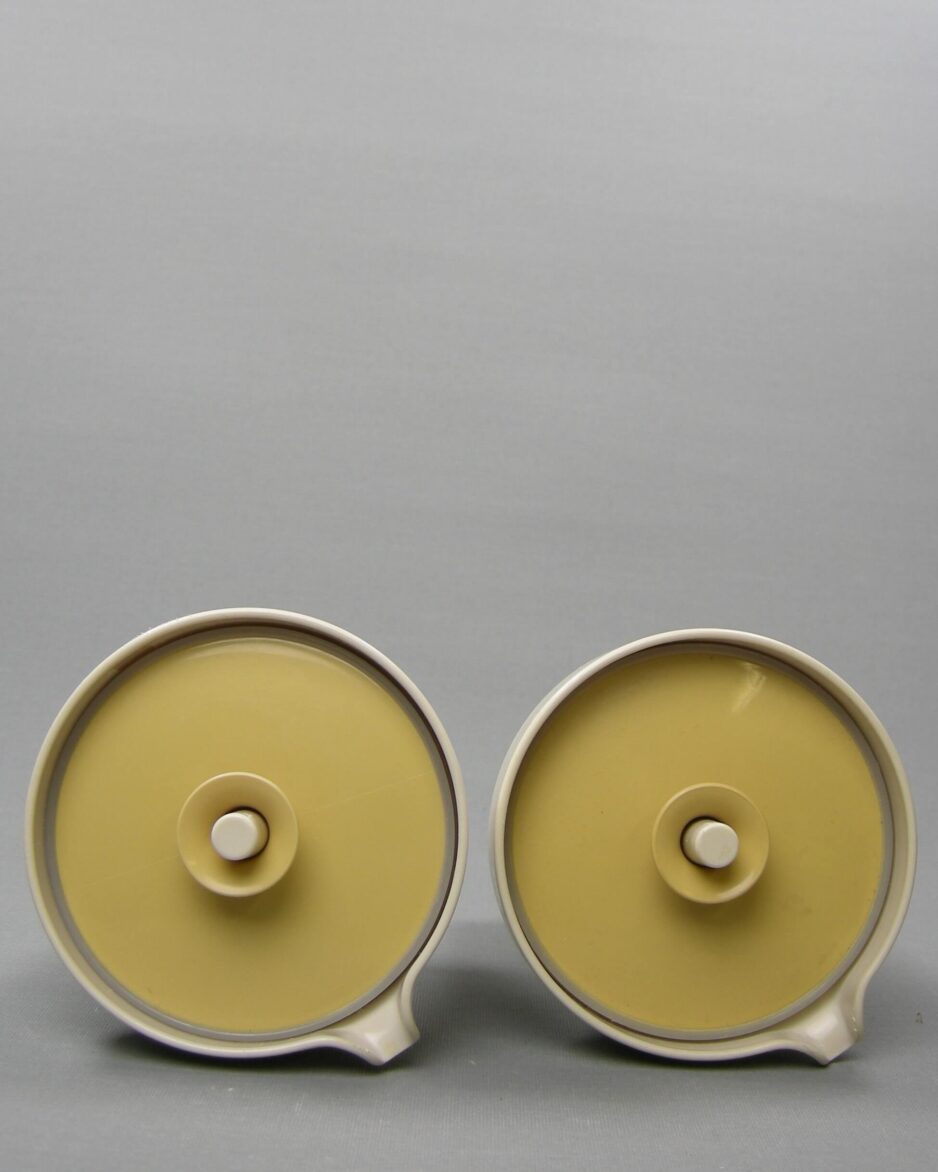 1849 - 1850 - vintage kannetjes met schenktuit en vacuumdeksel Tupperware made in Belgium 1210-1 en 1209-1 beige geel