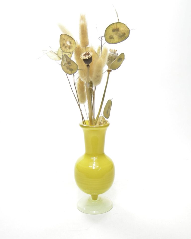 1872 – vintage glazen vaasje op voet geel