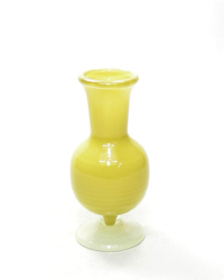 1872 - vintage glazen vaasje op voet geel