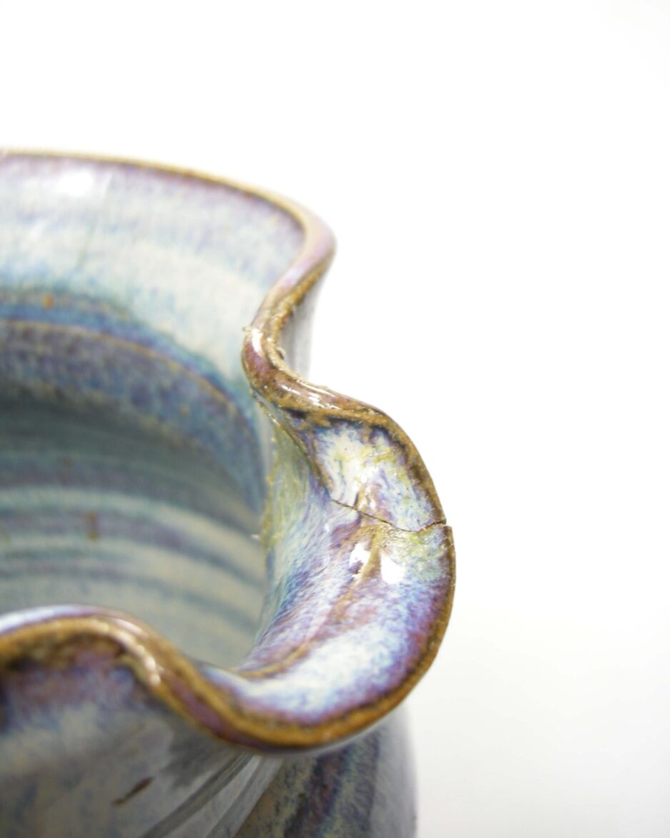 1873 - vintage vaas gesigneerd pitcher model bruin - blauw