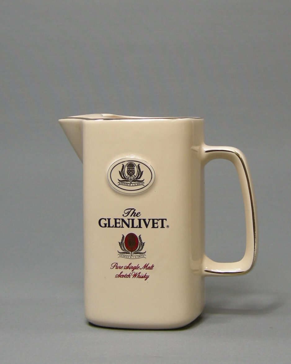 1883 - vintage pitcher The Glenlivet Wade PDM Made in England creme - goud - rood - zwart