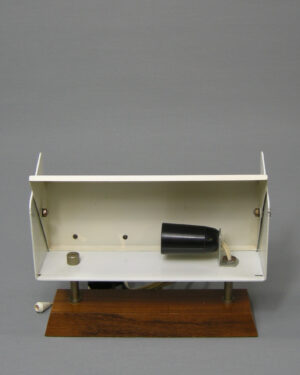 1885 – Anvia bedlampje met trekkoordje, wit metaal met teak hout