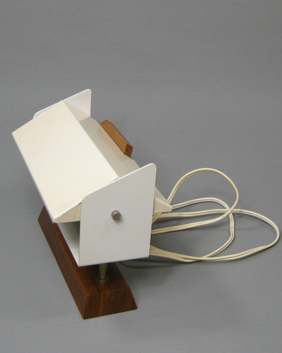 1885 - Anvia bedlampje met trekkoordje, wit metaal met teak hout