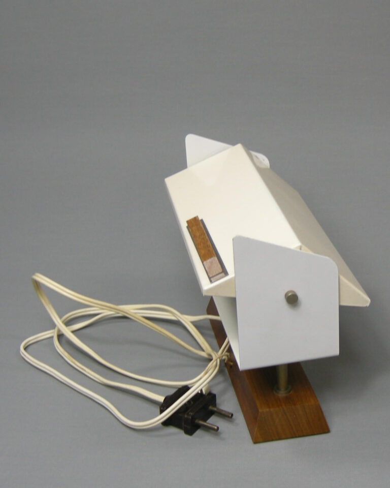 1885 – Anvia bedlampje met trekkoordje, wit metaal met teak hout