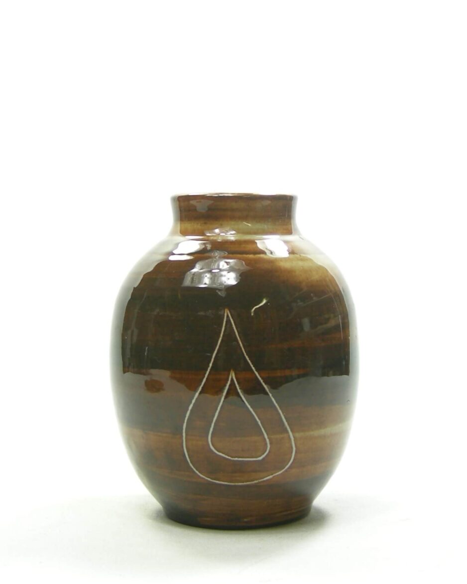 1902 - vintage vaas op stokjes gebakken hout motief bruin