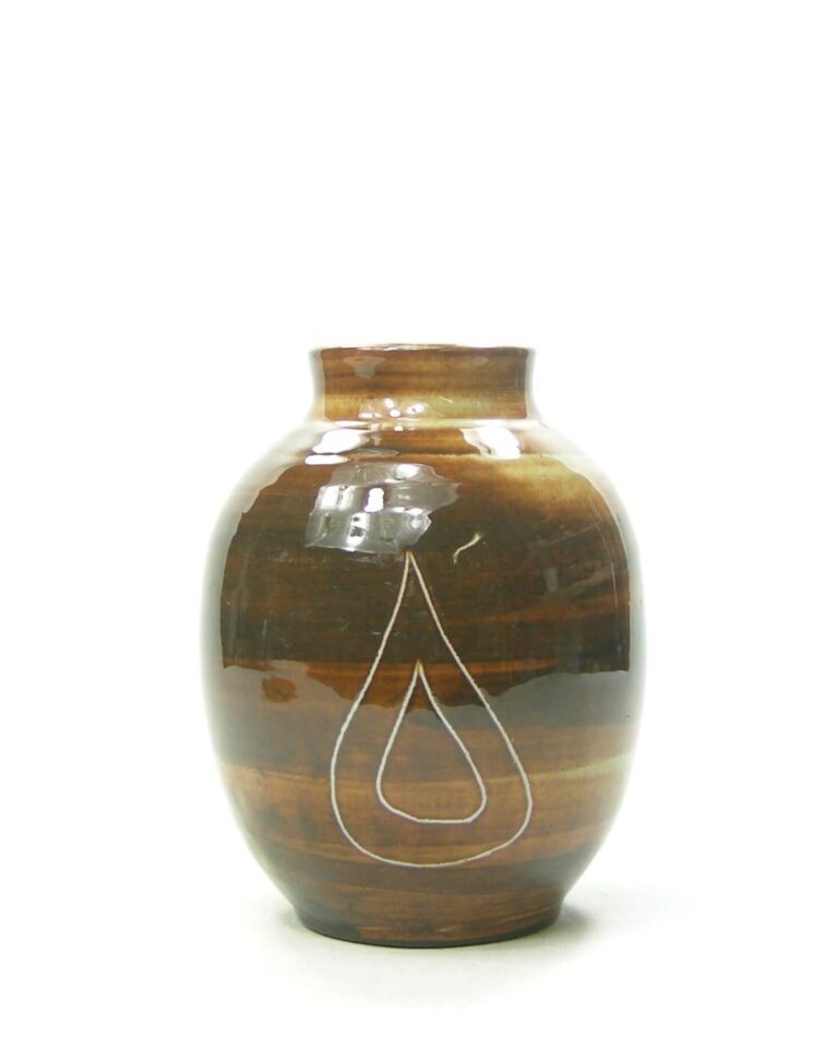 1902 – vintage vaas op stokjes gebakken hout motief bruin