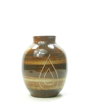 1902 – vintage vaas op stokjes gebakken hout motief bruin