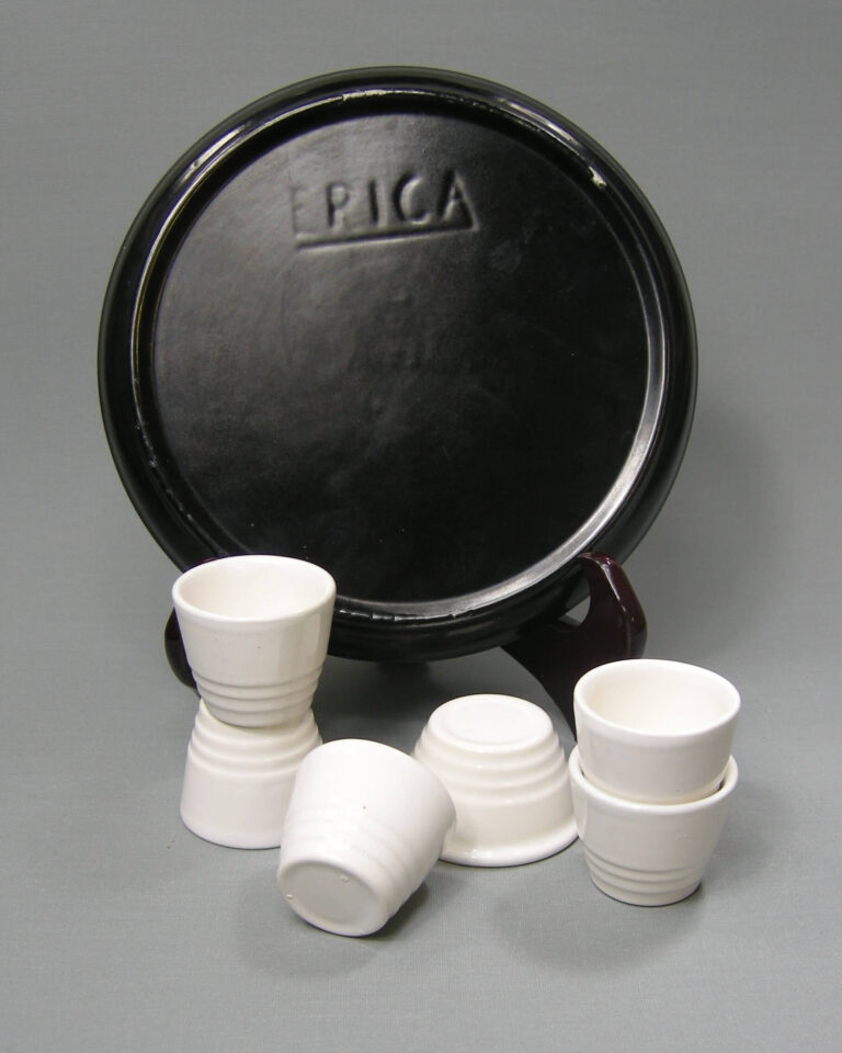1971 – vintage eierdopjes en zoutpotje met onderbord Erica op stokjes gebakken zwart – wit